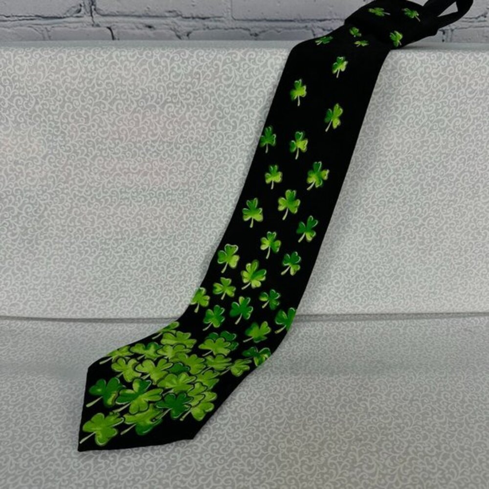 A.‎ Rogers 100% Polyester Cascading Shamrocks 3 3/4 Inch Tie